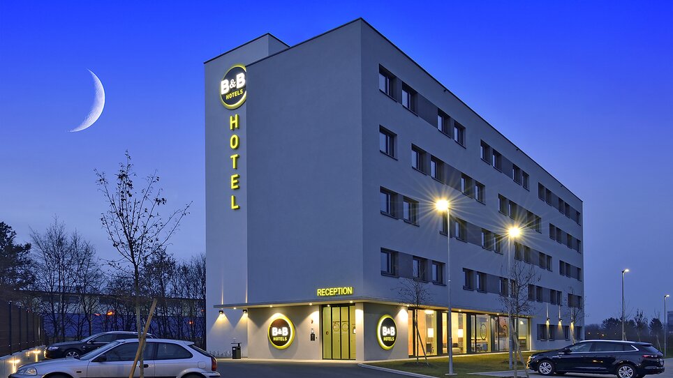 B&B Hotel Graz City Süd bei Nacht, mit Mond im Hintergrund. | © B&B Hotel Graz City Süd