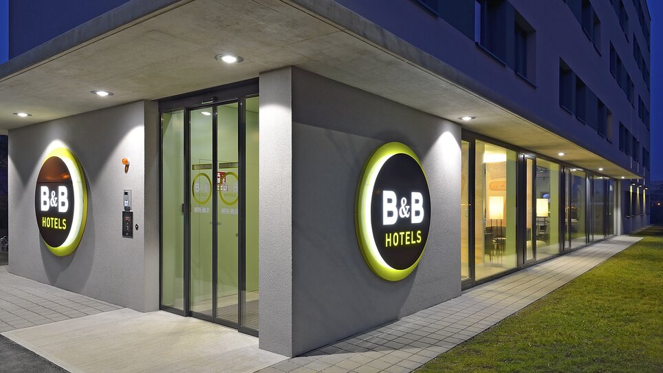 Eingang des B&B Hotels Graz City Süd bei Nacht. | © B&B Hotel Graz City Süd
