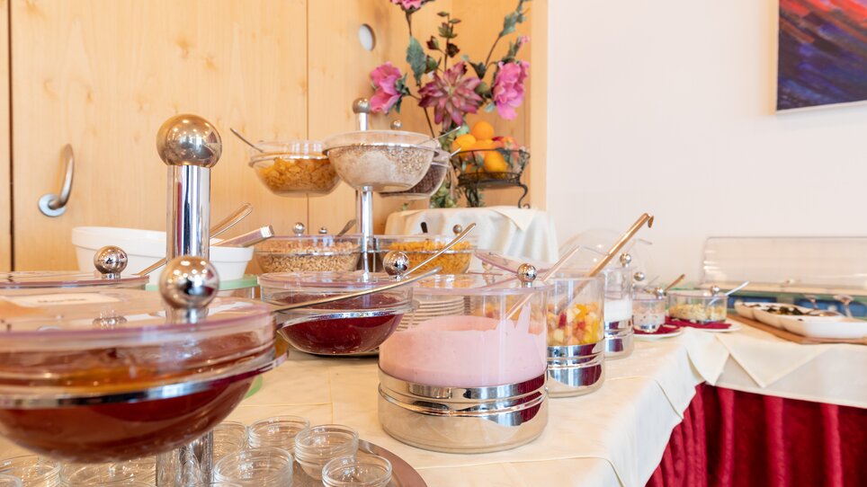 Diverse buffet with jams, dried fruits, and desserts | © Harry Schiffer