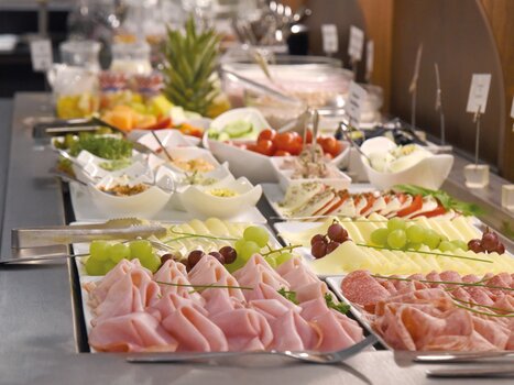 Various dishes and cold cuts on a buffet. | © Robert Illemann
