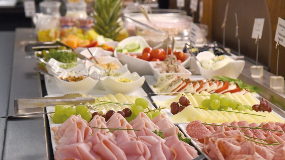 Various dishes and cold cuts on a buffet. | © Robert Illemann