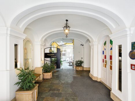 Entrance to the hotel with plants and colorful glass door. | © Robert Illemann