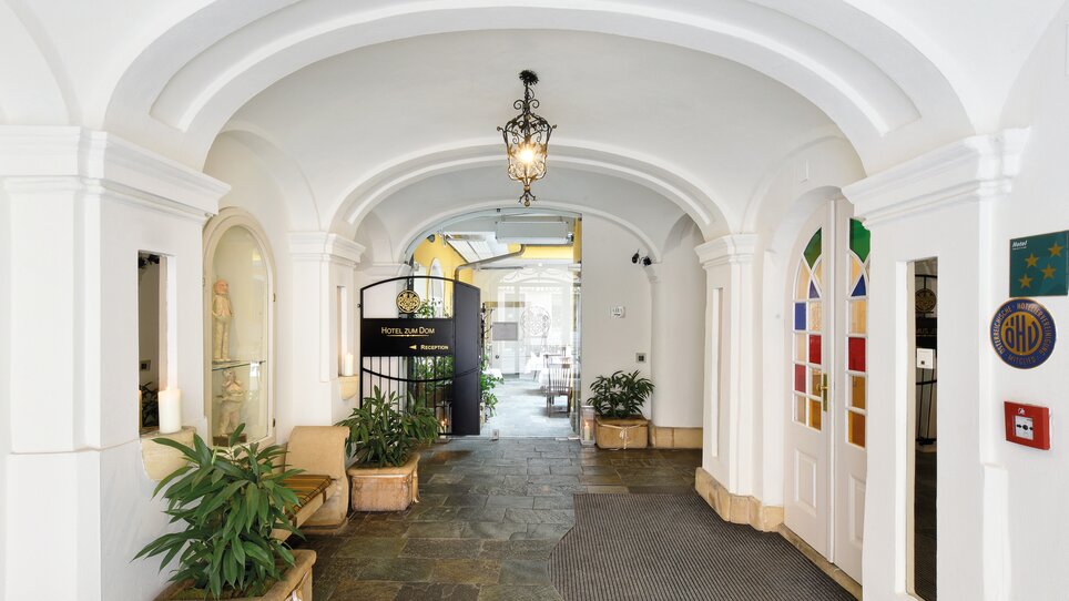 Entrance to the hotel with plants and colorful glass door. | © Robert Illemann