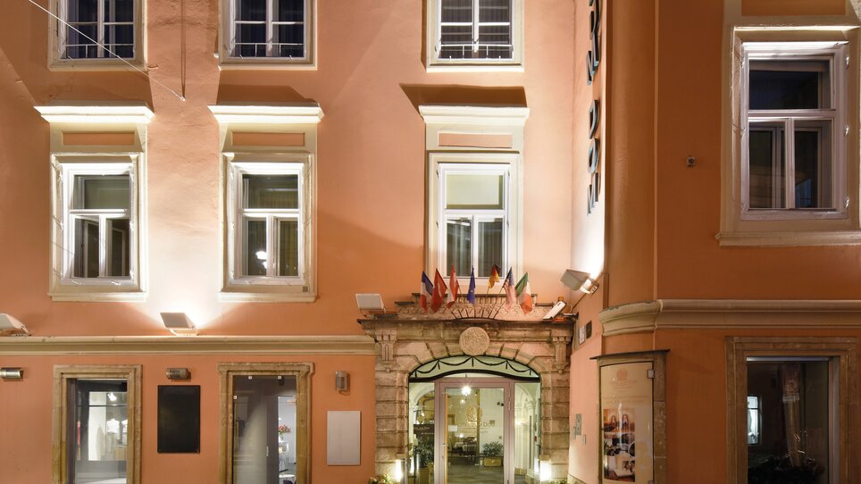 Entrance to Boutique Hotel Dom in Graz with illuminated windows. | © Robert Illemann