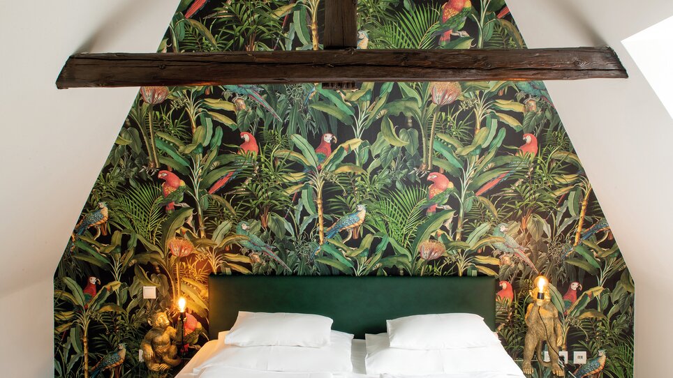 Bedroom with exotic wall design and plant motifs. | © Robert Illemann