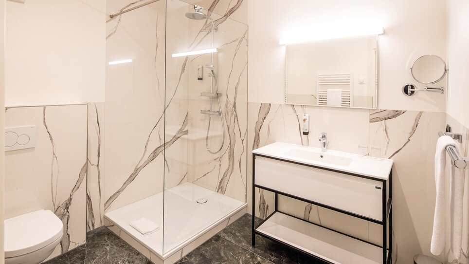 Modern bathroom with shower and sink. | © Robert Illemann