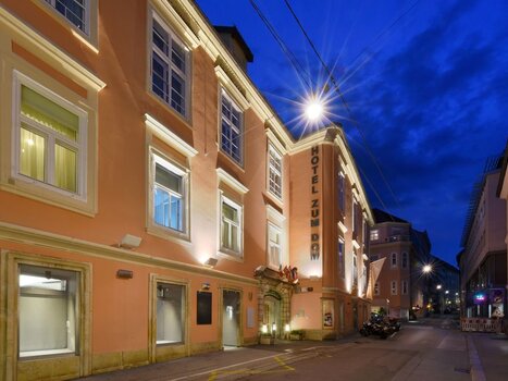 The Boutique Hotel in Graz, lit up at night against a clear sky. | © Robert Illemann