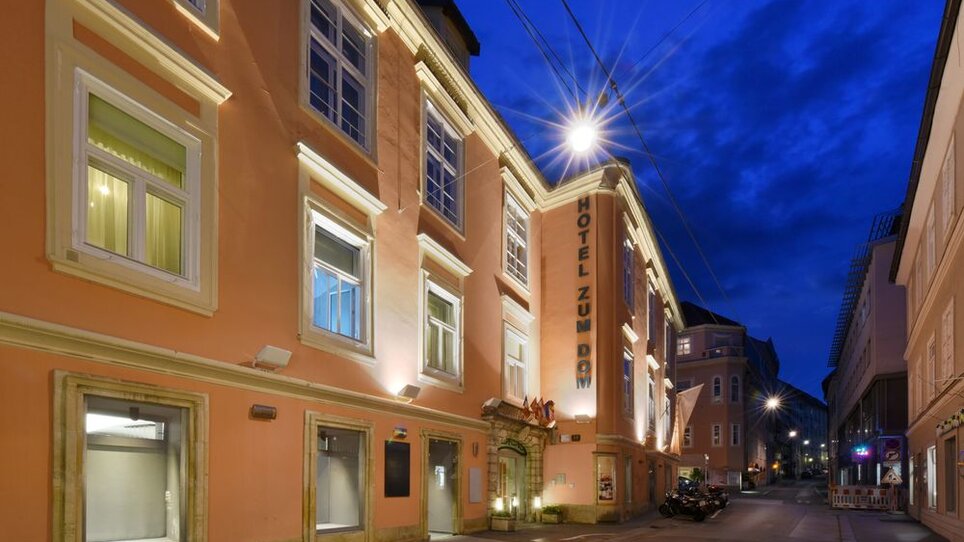 The Boutique Hotel in Graz, lit up at night against a clear sky. | © Robert Illemann