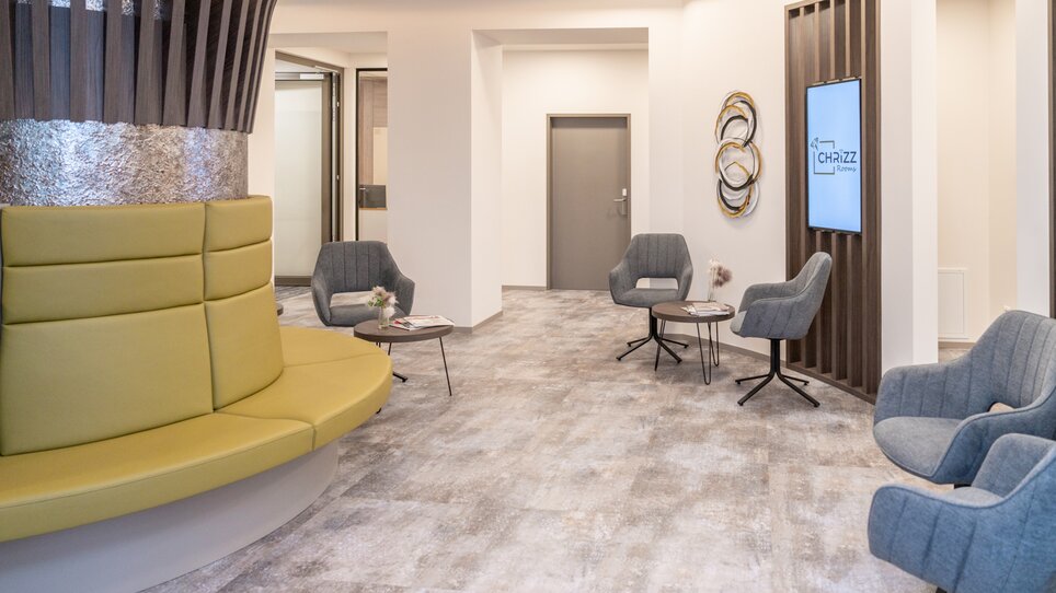 Area d'attesa con posti a sedere. | © Chrizz Rooms