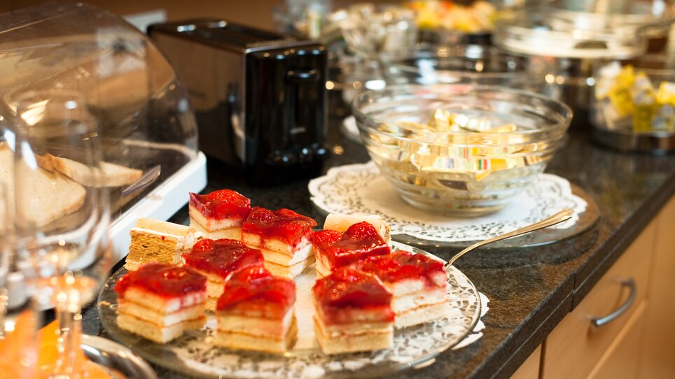 Leckere Schnitte mit Erdbeerglasur und verschiedene Snacks. | © Hotel Feichtinger