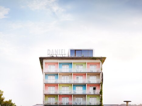 Facade of Hotel Daniel Graz with colorful balconies. | © Weitzer Hotels