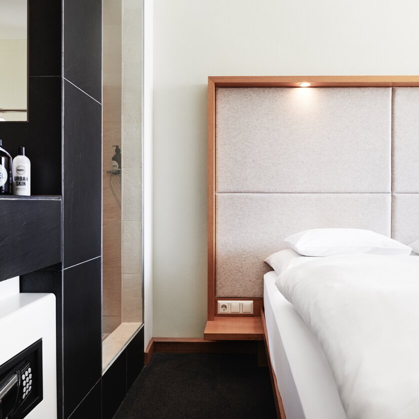 Vista di una camera moderna con bagno e letti. | © Weitzer Hotels