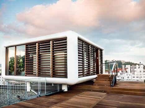 Exterior view of the roof terrace with wooden deck and Loftcube. | © Weitzer Hotels