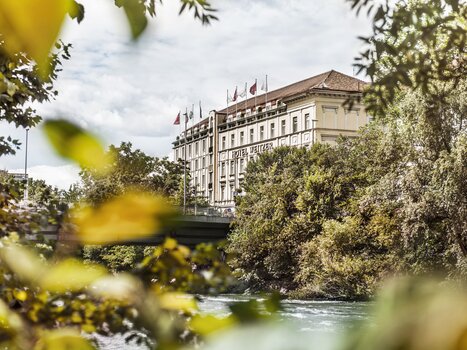 Exterior view of Hotel Das Weitzer by the Mur river with green surroundings. | © Das Weitzer
