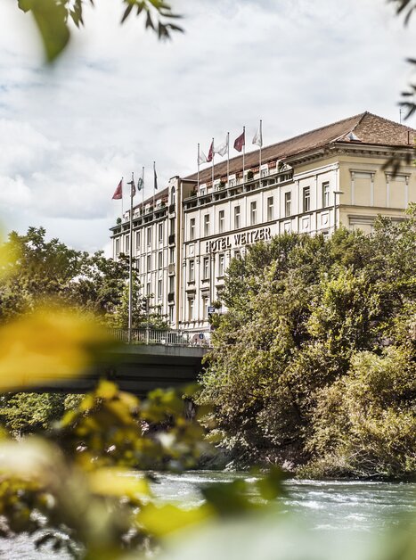 Außenansicht des Hotels Das Weitzer am Fluss Mur mit grüner Umgebung. | © Das Weitzer