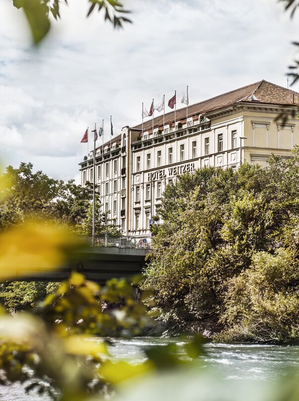 Exterior view of Hotel Das Weitzer by the Mur river with green surroundings. | © Das Weitzer