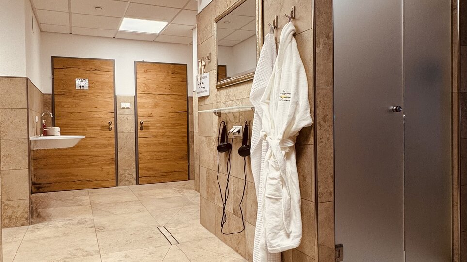 Interior view of a modern wellness area with bathrobes. | © Der Marienhof