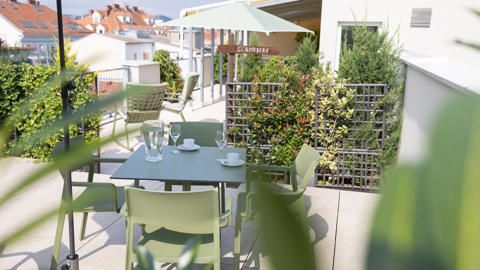 Ein Blick auf die Terrasse des Hotels Gollner mit Tischen und Pflanzen. | © Hotel Gollner