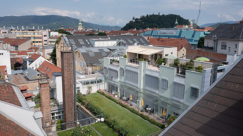 Blick auf die Stadt Graz mit Hotel Gollner und Grazer Uhrturm im Hintergrund. | © Hotel Gollner