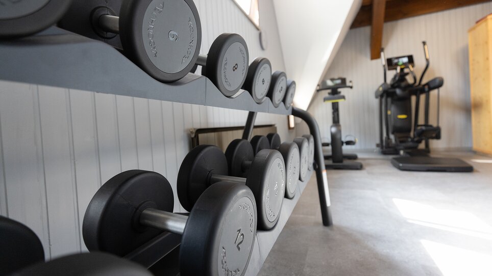 Hantelregal mit verschiedenen Gewichten in einem Fitnessraum. | © Hotel Gollner
