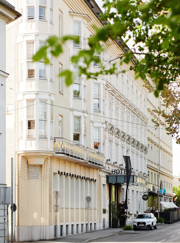 Außenansicht des Grand Hôtel Wiesler in Graz, mit umliegenden Bäumen und Straßen. | © Grand Hotel Wiesler