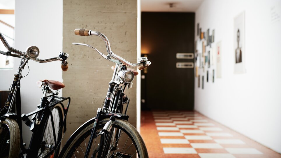 Zwei Fahrräder stehen in einem modernen Flur. | © Grand Hotel Wiesler