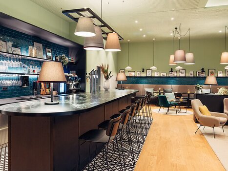Area d'ingresso di un caffè con bar e posti a sedere nell'harry's home Graz-Smart City. | © harry's home Graz-Smart City- Daniel Zangerl