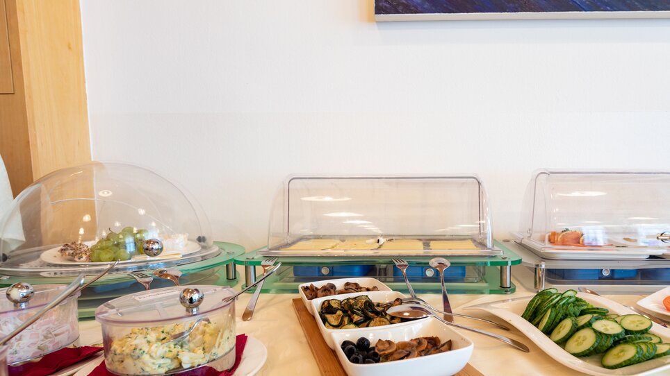 A selection of dishes including salads, vegetables, and fruits arranged in a buffet. | © Harry Schiffer