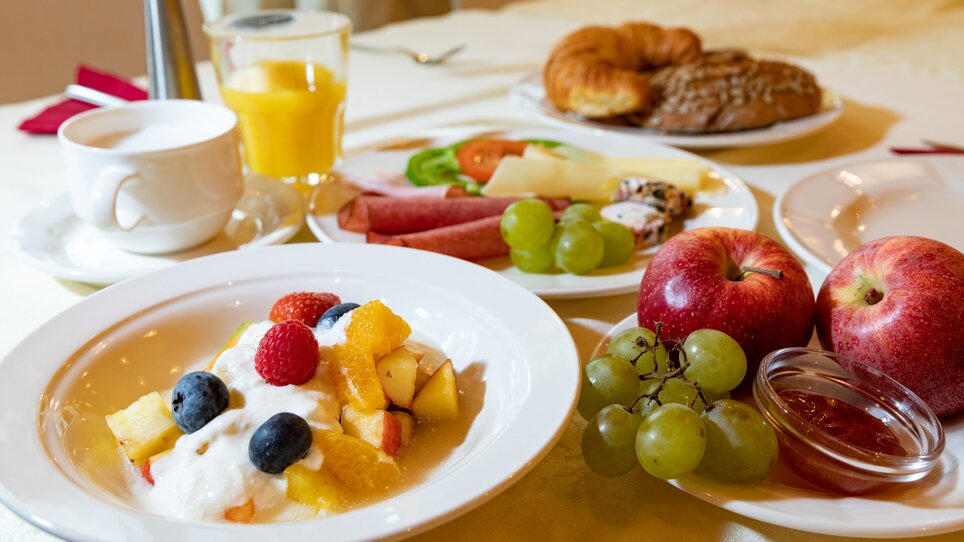 Delicious breakfast with fruits, croissant, and juices on the table. | © Harry Schiffer