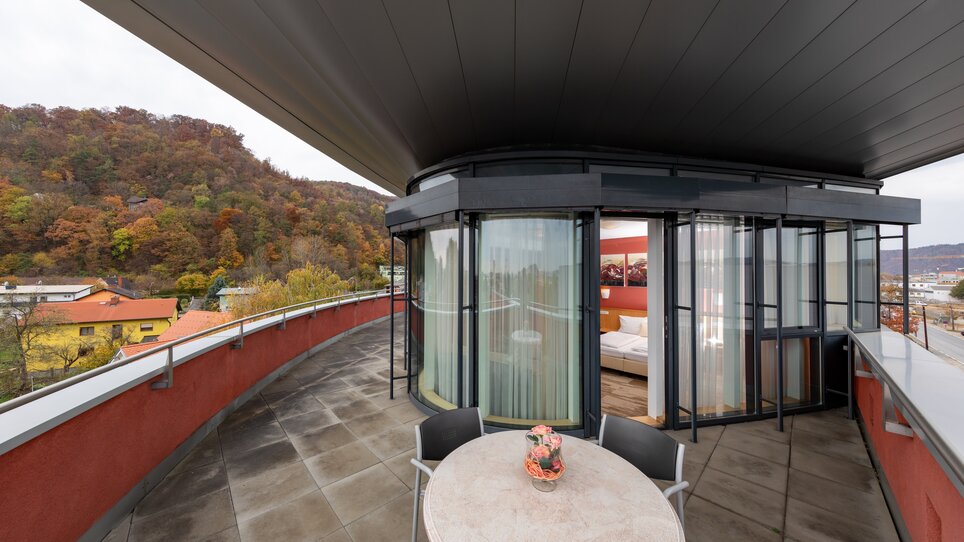 Modern balcony overlooking the autumn landscape and a double room in Hotel Bokan. | © Harry Schiffer