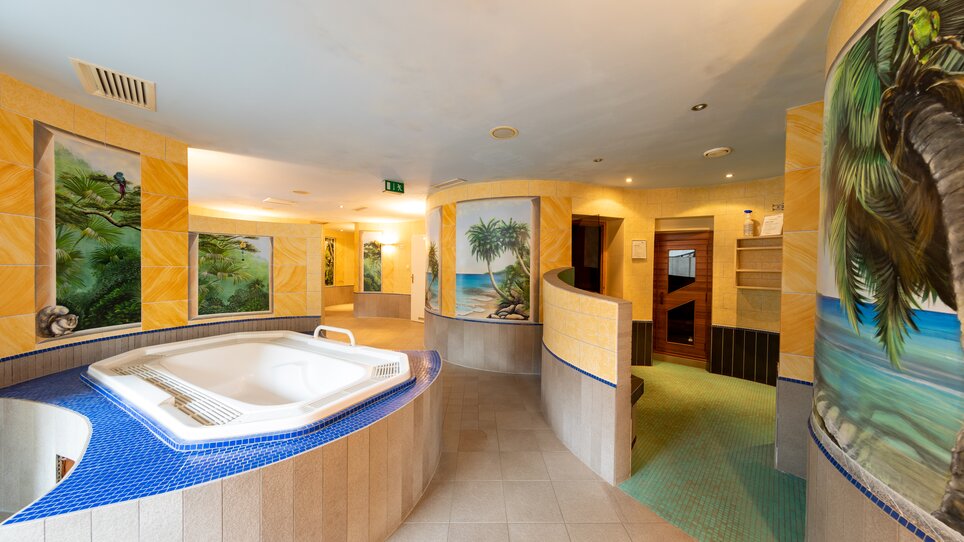Relaxing spa area featuring a whirlpool and tropical murals. | © Harry Schiffer