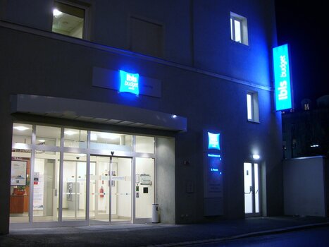 L'hotel IBIS Budget Graz City con insegne illuminate di notte. | © Ibis Budget