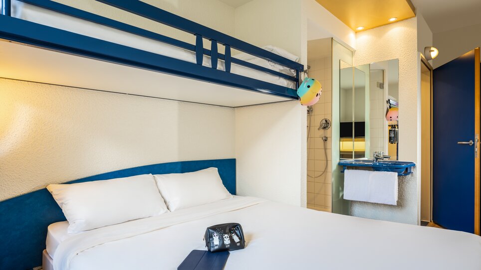 Modernes Zimmer mit Doppelbett und einem Hochbett. | © Ibis Budget