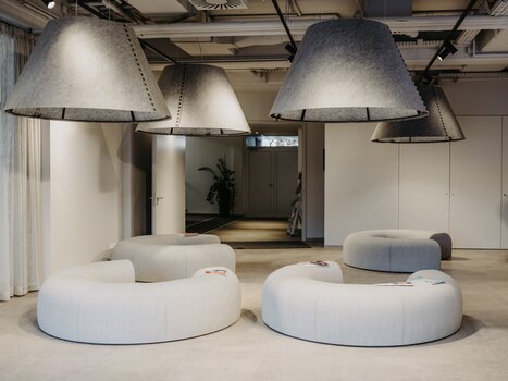 Elegante lounge con sedute rotonde e grandi lampade. | © Hotel Ibis Styles Graz Messe