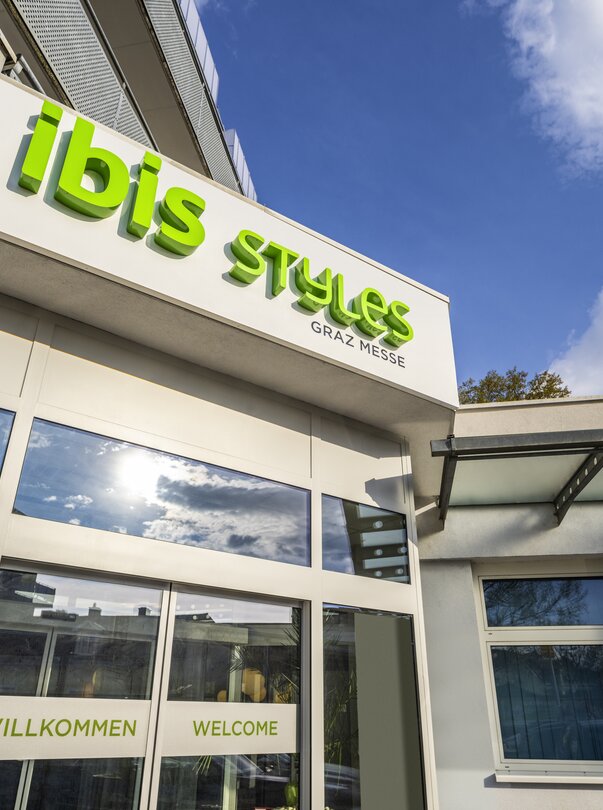 Entrance to Ibis Styles Graz Messe with welcome signs. | © Hotel Ibis Styles Graz Messe