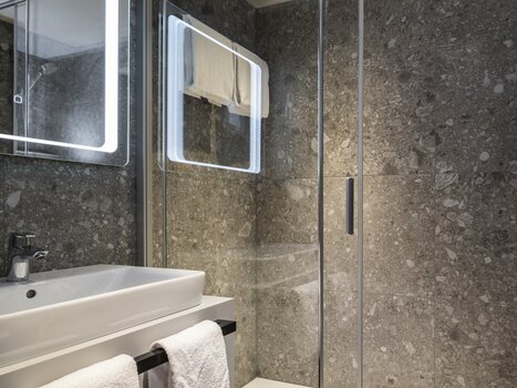 Bagno dell'hotel con doccia e lavabo. | © Hotel Ibis Styles Graz Messe