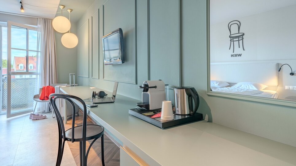 Innenansicht des Hotelzimmers mit Arbeitsplatz und Kaffeezubereitung. | © Katharina Haag