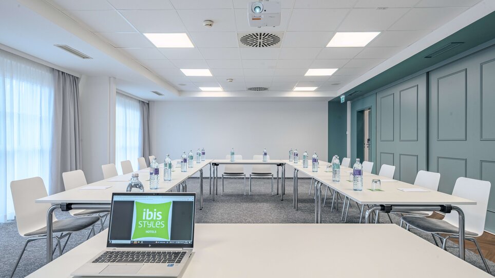 Tagungsraum mit Laptop und Wasserflaschen. | © Katharina Haag