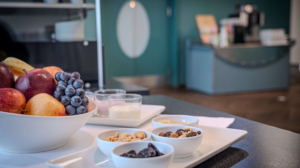 Frühstückstisch mit Obst und Snacks im Hotel Ibis Styles Graz Messe. | © Katharina Haag