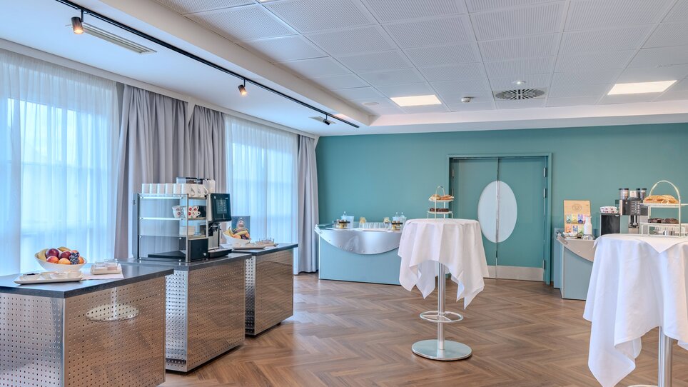 Raum mit verschiedenen Snack-Stationen im Hotel Ibis Styles Graz Messe. | © Katharina Haag