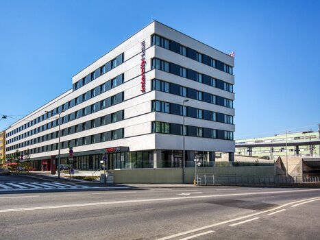 Exterior view of IntercityHotel Graz on a sunny day. | © ICHG
