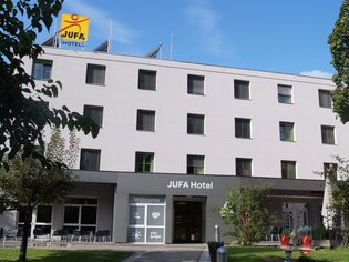 Außenansicht des JUFA Hotels in Graz mit einem einladenden Eingangsbereich. | © JUFA Hotel Graz City