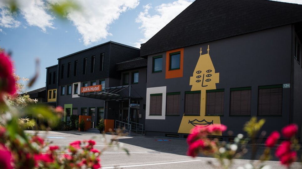 Das JUFA Hotel Graz Süd mit buntem Design und Zugang. | © Jufa Hotels