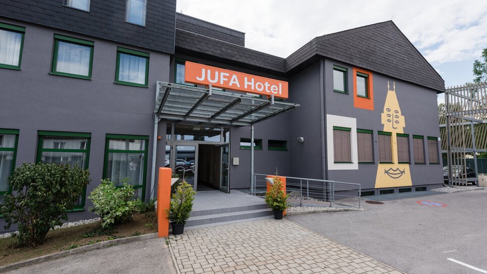 Eingang zum JUFA Hotel Graz Süd mit moderner Architektur. | © Jufa Hotels