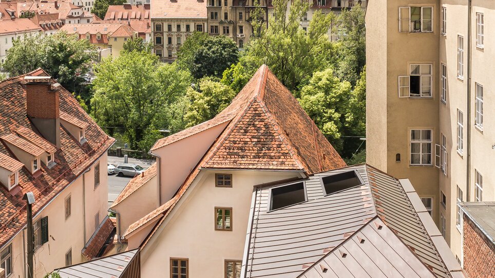 Blick auf Graz mit Hotel KAI 36 und Pool im Vordergrund. | © KAI 36