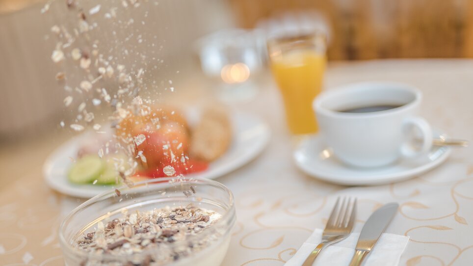 Ein Frühstücksteller mit Müsli, Obst und Getränken. | © Mario Gimpl
