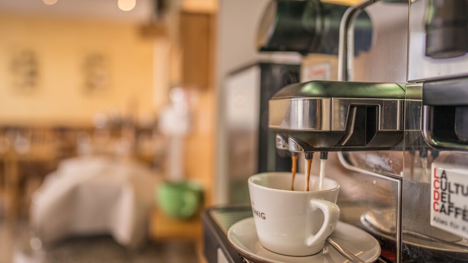 Kaffee wird frisch in eine Tasse gefüllt. | © Mario Gimpl