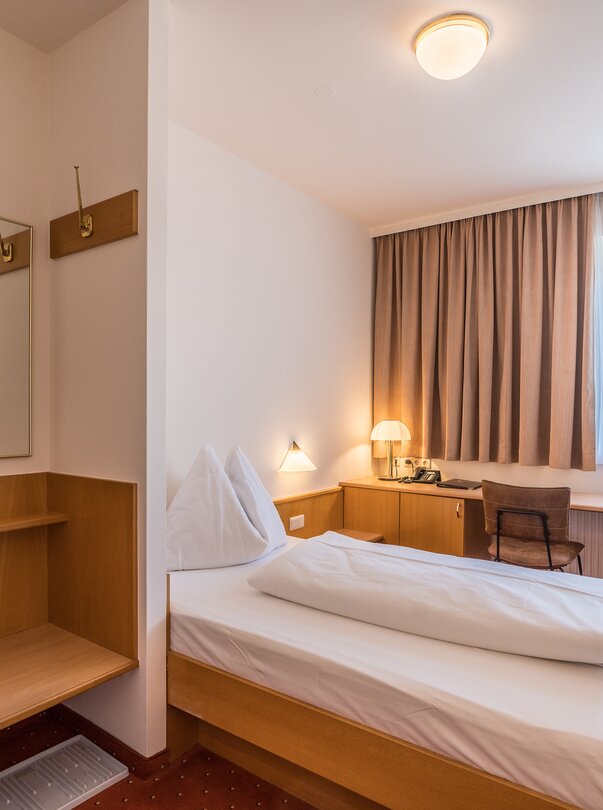Modern single room with desk and television. | © Mario Gimpl