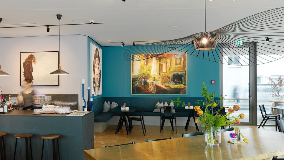 Caffè luminoso con arte, bar e posti a sedere accoglienti. | © Paul Ott
