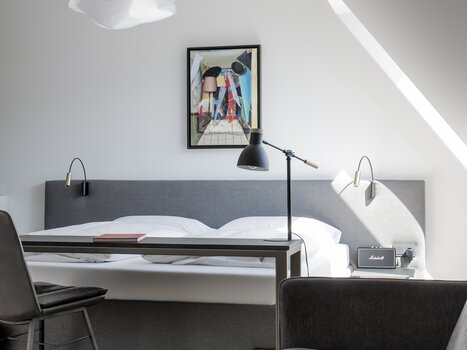 Modern double room featuring artwork, bed, and reading lamp. | © Lendhotel